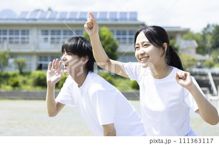 体育着で応援する学生 111363117