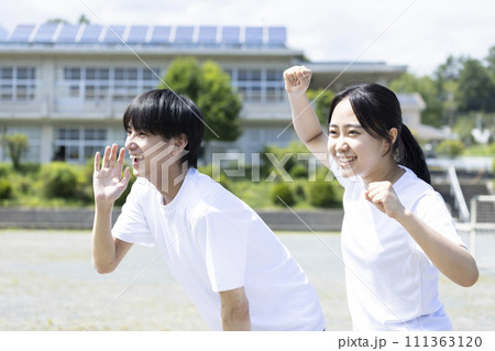 体育着で応援する学生 111363120