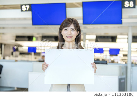 メッセージボード　女性　空港 111363186