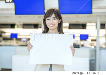 メッセージボード　女性　空港 111363195