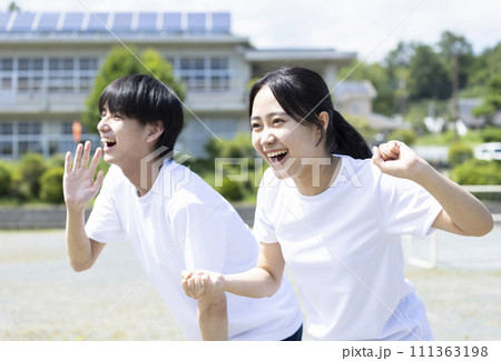 体育着で応援する学生 体育着で応援する学生 111363198