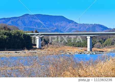 玉淀大橋　荒川本流の冬景色　花園水辺公園付近からの眺め　　 111363236