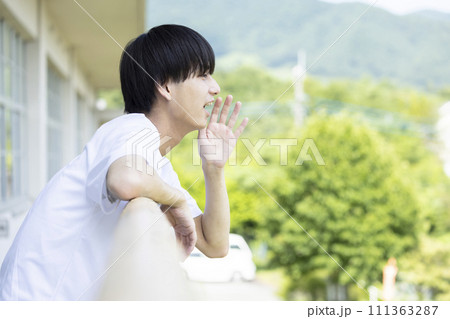 叫ぶ男子高校生 111363287