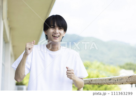 笑顔の男子高校生 111363299