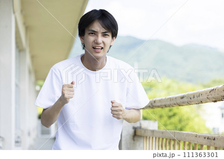 叫ぶ男子高校生 叫ぶ男子高校生 111363301