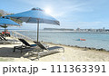 ビーチのパラソルとリクライニングチェア 111363391