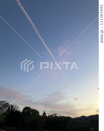 夕日に染まる飛行機雲 夕日に染まる飛行機雲 111363495