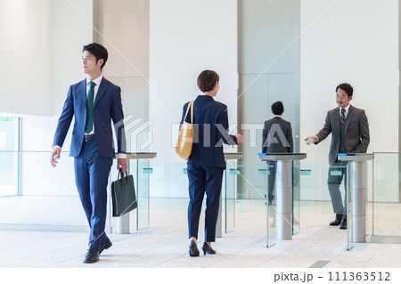 セキュリティゲート　ビジネスパーソン　全身 111363512