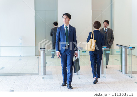 セキュリティゲート ビジネスパーソン 全身 セキュリティゲート ビジネスパーソン 全身 111363513