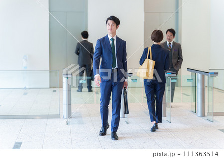 セキュリティゲート　ビジネスパーソン　全身 111363514