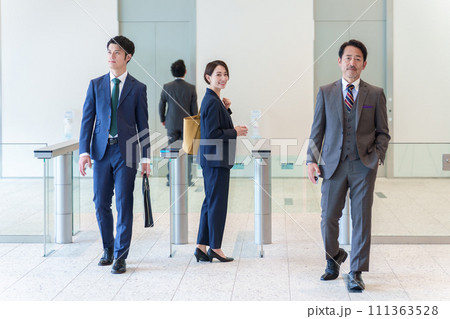 セキュリティゲートを通過するビジネスウーマンのポートレート セキュリティゲートを通過するビジネスウーマンのポートレート 111363528