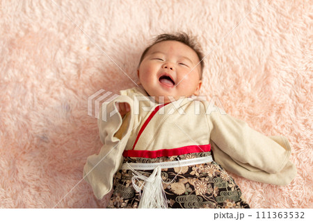 着物を着た乳児　男児 111363532