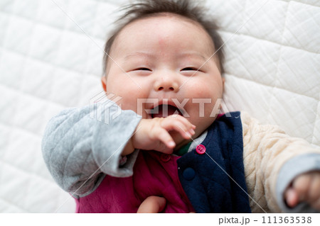 4ヵ月の乳児のアップ 111363538