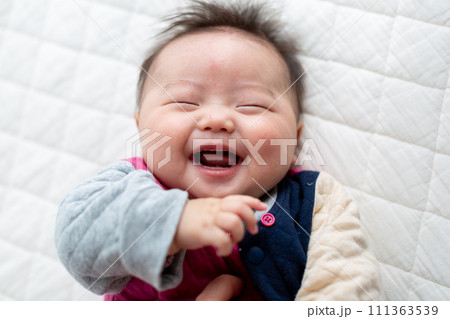 4ヵ月の乳児のアップ 4ヵ月の乳児のアップ 111363539