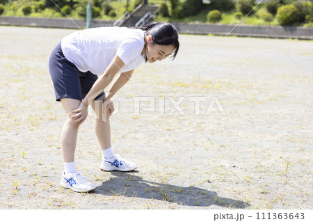 準備運動をする女子高校生 111363643