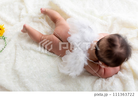 4ヵ月の乳児のアップ　ニューボーンフォト 111363722