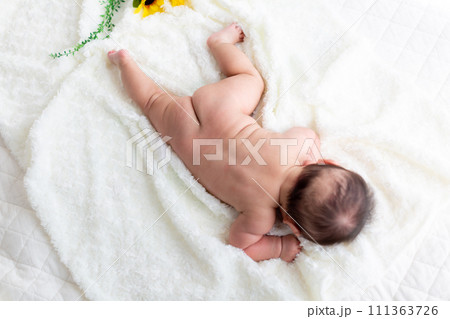 4ヵ月の乳児のアップ　ニューボーンフォト 111363726