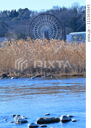 大水車　花園水辺公園付近からの眺め　川の博物館　冬景色　　 111363845