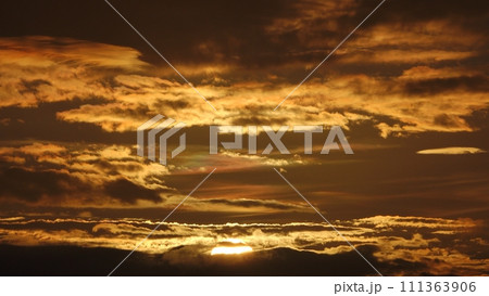 多彩に朝焼けした雲と彩雲が現れた朝空・初夏・望遠・空限定・230716am 111363906