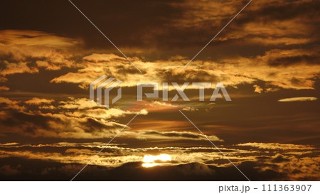 多彩に朝焼けした雲と彩雲が現れた朝空・初夏・望遠・空限定・230716am 多彩に朝焼けした雲と彩雲が現れた朝空・初夏・望遠・空限定・230716am 111363907