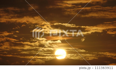 多彩に朝焼けした雲と彩雲が現れた朝空・初夏・望遠・空限定・230716am 多彩に朝焼けした雲と彩雲が現れた朝空・初夏・望遠・空限定・230716am 111363911