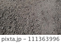 劣化したアスファルト舗装 111363996