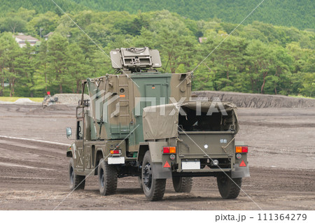 走行する陸上自衛隊地上レーダ装置1号(改) 111364279