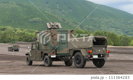 走行する陸上自衛隊地上レーダ装置1号(改) 111364283