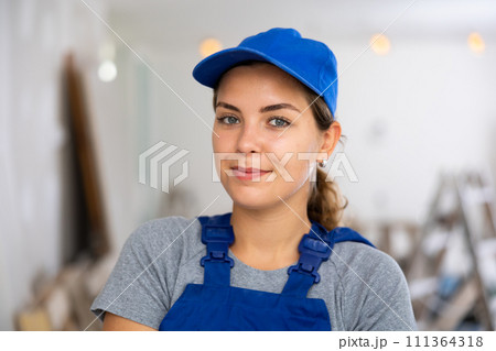 Portrait of young woman builder 111364318