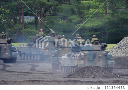 陸上自衛隊89式装甲戦闘車の車列 111364458