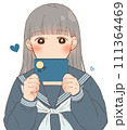 バレンタインのチョコを持つセーラー服の女の子 111364469