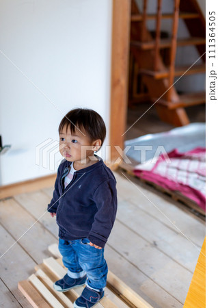 リフォーム中の家にいる子供 　リノベーション 111364505