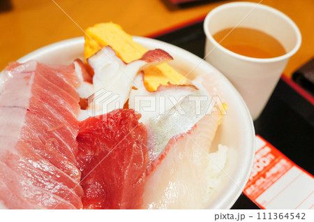 自分で具材を選んで作ったオリジナル海鮮丼 自分で具材を選んで作ったオリジナル海鮮丼 111364542
