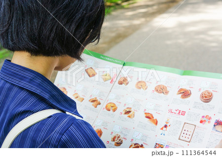 ガイド冊子を見る女性観光客 111364544
