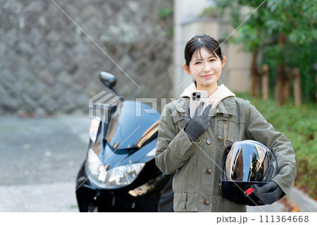 スマホを持つバイク女子 111364668