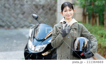 スマホを持つバイク女子 スマホを持つバイク女子 111364669