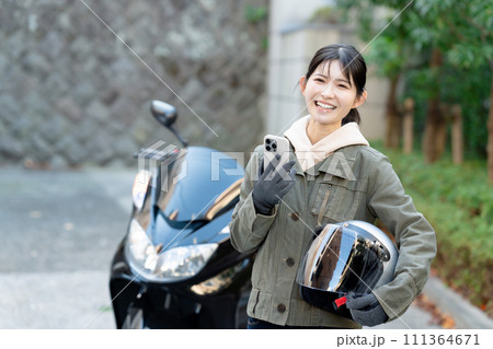 スマホを持つバイク女子 111364671