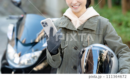 スマホを持つバイク女子 111364672