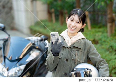 スマホを持つバイク女子 111364678