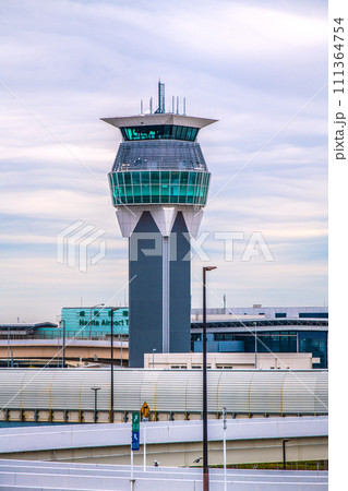 日本の千葉都市景観 成田空港第2から成田空港のランプセントラルタワーなどを望む 日本の千葉都市景観 成田空港第2から成田空港のランプセントラルタワーなどを望む 111364754