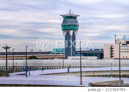 日本の千葉都市景観　成田空港第2から成田空港のランプセントラルタワーなどを望む 111364761