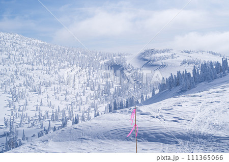 快晴の森吉山冬景色　秋田県 111365066