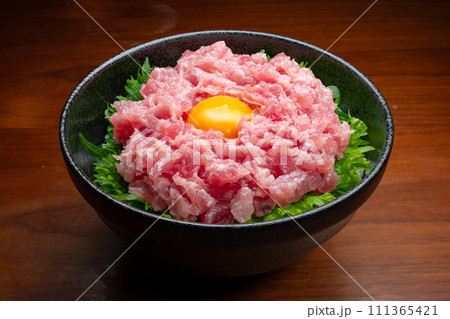 ネギトロ海鮮丼　卵黄乗せ　紫蘇　俯瞰 111365421