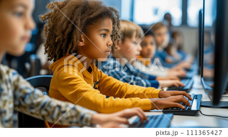 学校でパソコンを学ぶ小学生たち。デジタル社会でのパソコン教育のイメージ。 111365427