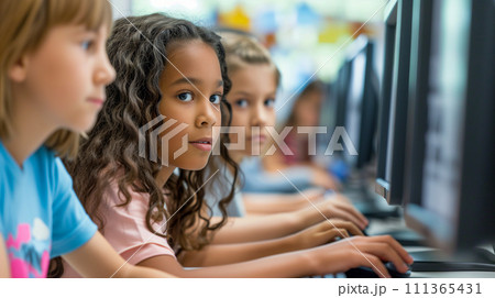 学校でパソコンを学ぶ小学生たち。デジタル社会でのパソコン教育のイメージ。 111365431