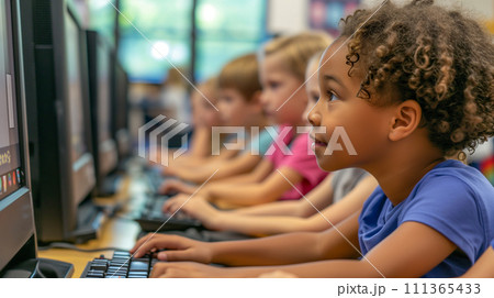 学校でパソコンを学ぶ小学生たち。デジタル社会でのパソコン教育のイメージ。 111365433