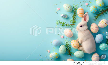 イースターのお祝い。お祝いの模様が描かれた色とりどりの卵に囲まれたふわふわ可愛いうさぎ。 111365525