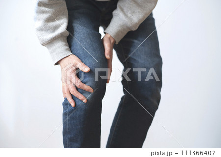 膝が痛い男性 膝痛 ボディパーツ 膝が痛い男性 膝痛 ボディパーツ 111366407