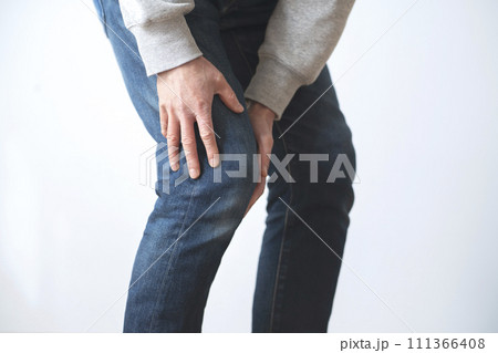 膝が痛い男性　膝痛　ボディパーツ 111366408