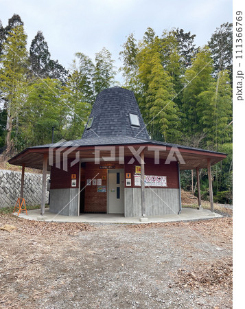 帽子の形をした公衆トイレ 111366769